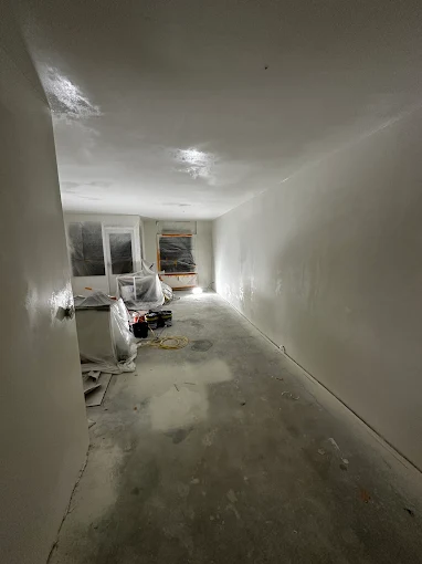 Kamer met vers aangebracht stucwerk