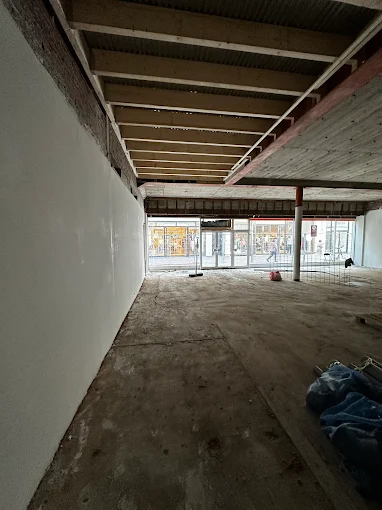 Open dakconstructie met balken in aanbouw