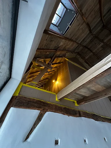 Dakkapel in aanbouw, randen afgeplakt