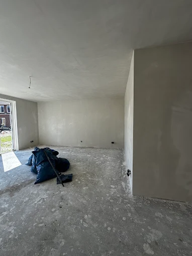 Gang in aanbouw tijdens een stucwerkproject