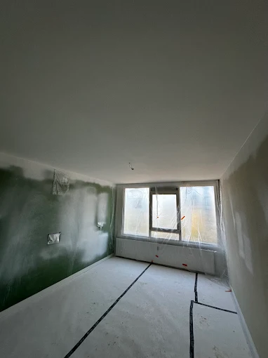 Zolderruimte tijdens renovatie