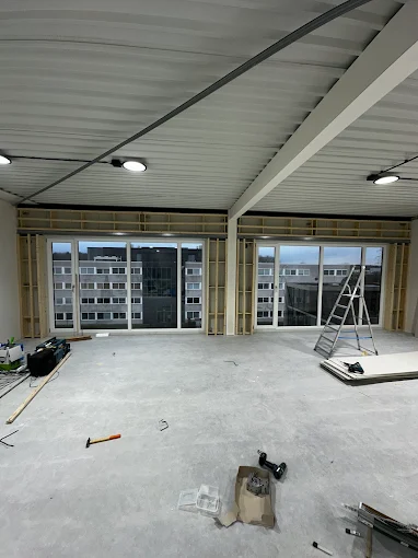 Kamer met vers aangebracht stucwerk