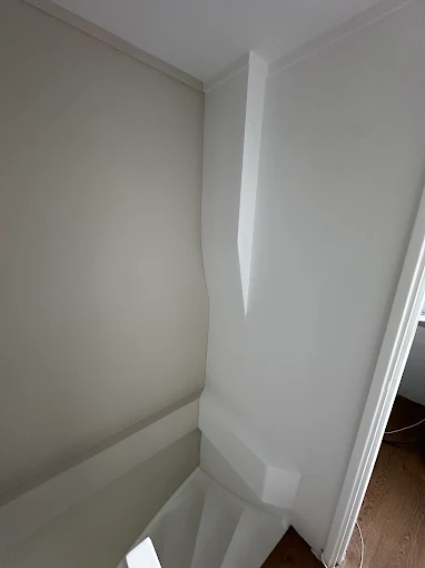 Kamer met vers aangebracht stucwerk