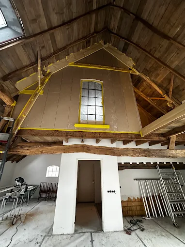Dakkapel in aanbouw met houten balkenplafond