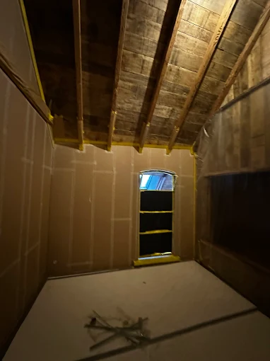 Zolderinterieur met houten beschot