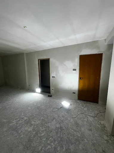 Gang in aanbouw tijdens een stucwerkproject
