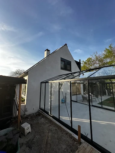 Woning met glazen serre-uitbouw en tuin