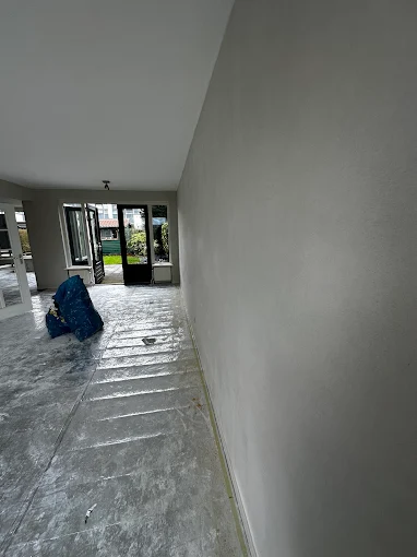 Interieur van een serre-uitbouw met glazen dak