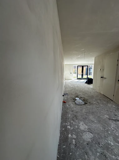 Interieur na het gladstrijken van de muren