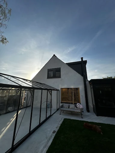 Woning met serre-uitbouw tegen de avondlucht