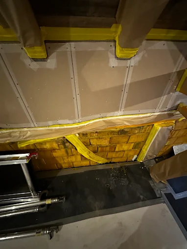 Zolderconstructie met afplaktape en balkenstructuur