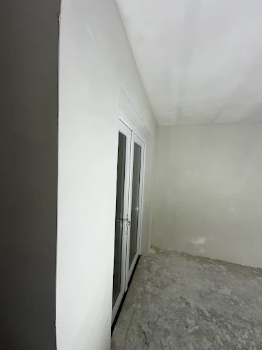 Kamer met vers aangebracht stucwerk