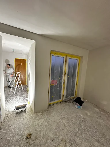 Gang in aanbouw tijdens een stucwerkproject