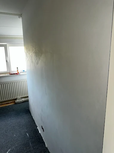 Gang in aanbouw tijdens een stucwerkproject