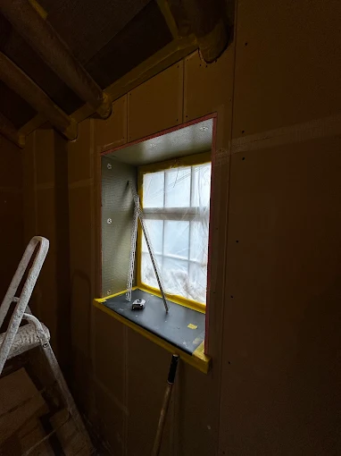 Dakkapelconstructie met afplaktape