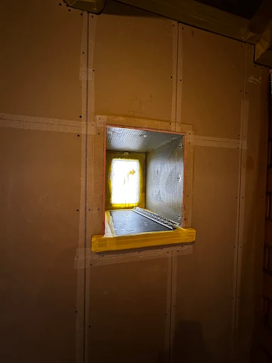 Gang in aanbouw tijdens een stucwerkproject