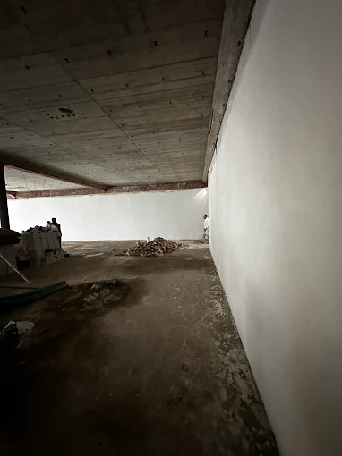 Betonvloer in een industriële ruimte in aanbouw