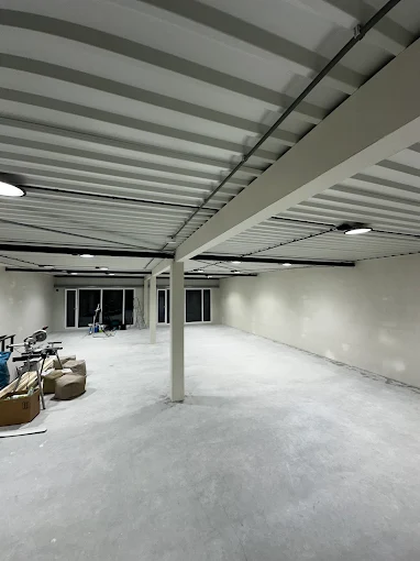 Kamer met vers aangebracht stucwerk