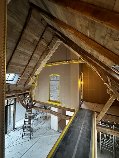 Zoldergebint met houten balken en ladder