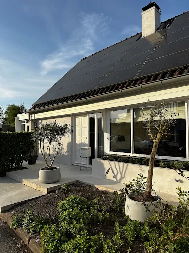 Kamer met vers aangebracht stucwerk
