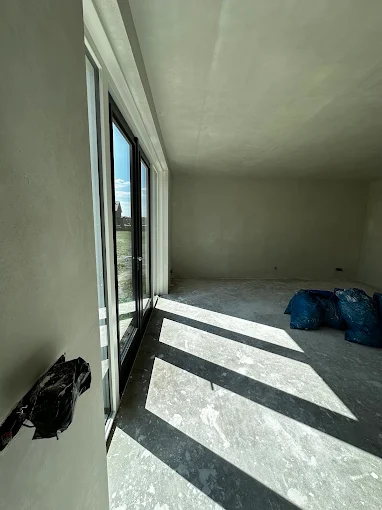 Gang in aanbouw tijdens een stucwerkproject