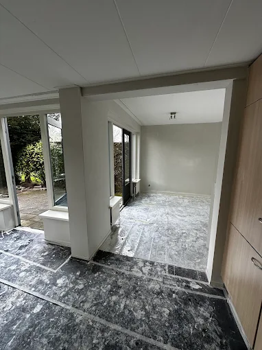 Houten balkenplafond met afplakrand voor stucwerk