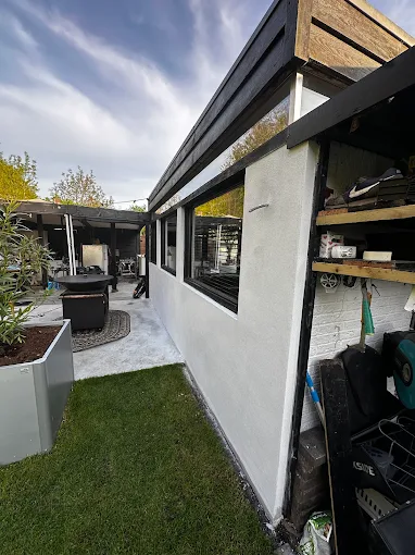 Serre-uitbouw met zwart kozijn, in aanbouw