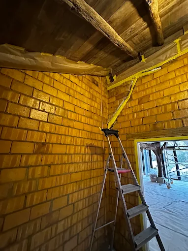 Ronde bakstenen zolderkoepel met ladder