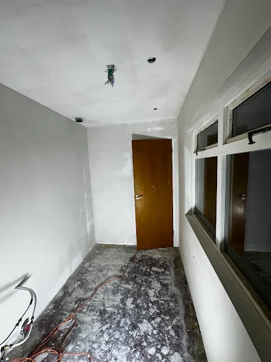 Interieur na het gladstrijken van de muren