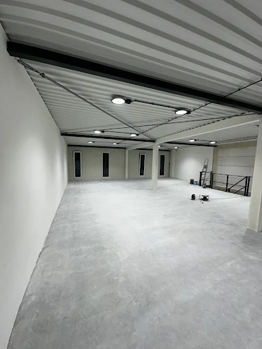 Open ruimte met zwarte balken plafond