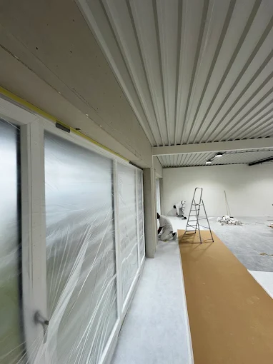 Gang in aanbouw tijdens een stucwerkproject