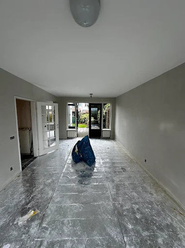 Interieur na het gladstrijken van de muren