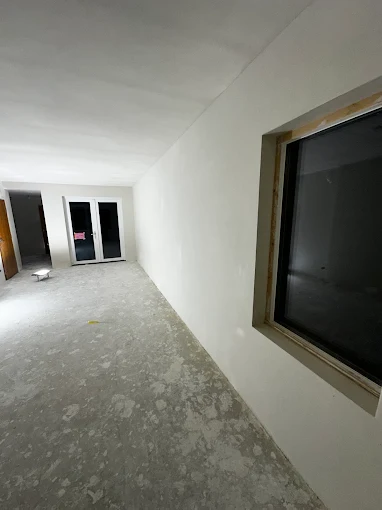 Kamer met vers aangebracht stucwerk