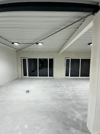 Gang in aanbouw tijdens een stucwerkproject