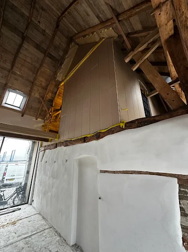 Dakkapelconstructie met houten balken, afgeplakt