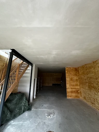 Houten balkenplafond met trapzicht, randen afgeplakt