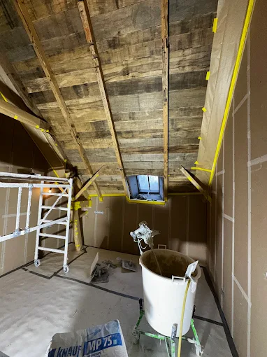 Zolderruimte met houten balken in aanbouw
