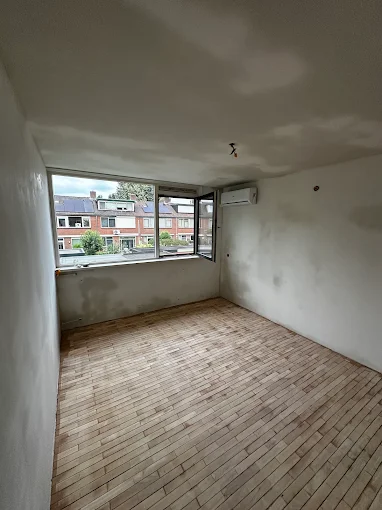 Kamer met vers aangebracht stucwerk