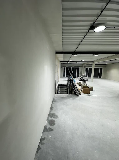 Industrieel plafond met zwarte balken