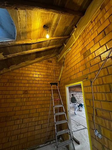 Stucadoor werkt aan een bakstenen koepelplafond