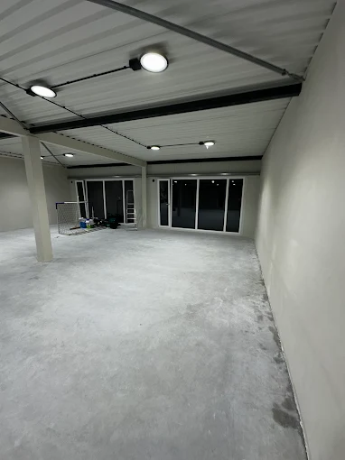 Lege ruimte met zwart balkenplafond