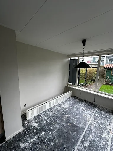 Interieur na het gladstrijken van de muren