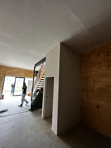 Doorgang met zicht op zwart balkenplafond