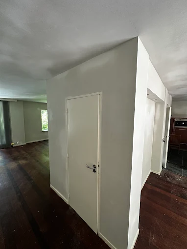 Kamer met vers aangebracht stucwerk