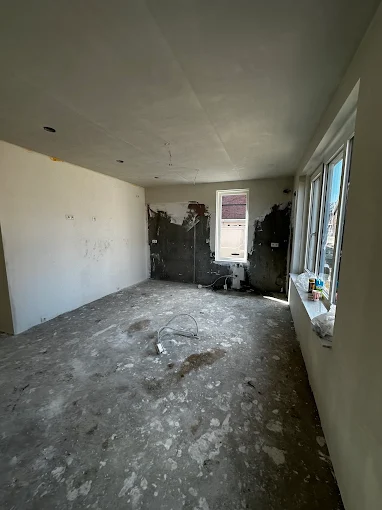 Gang in aanbouw tijdens een stucwerkproject