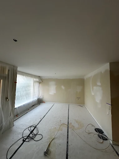 Interieur na het gladstrijken van de muren