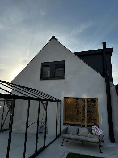 Exterieur van een woning met nieuwe glazen serre-uitbouw